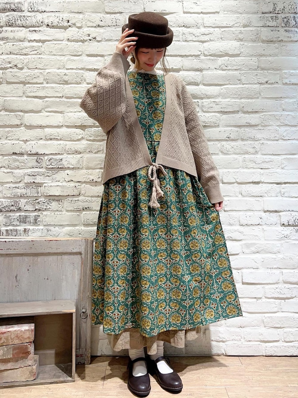 ホワイト系のTシャツ/カットソー、ベージュ系のニット/セーター、イエロー系のワンピースを着用したレディースの秋コーディネートの1枚目の写真