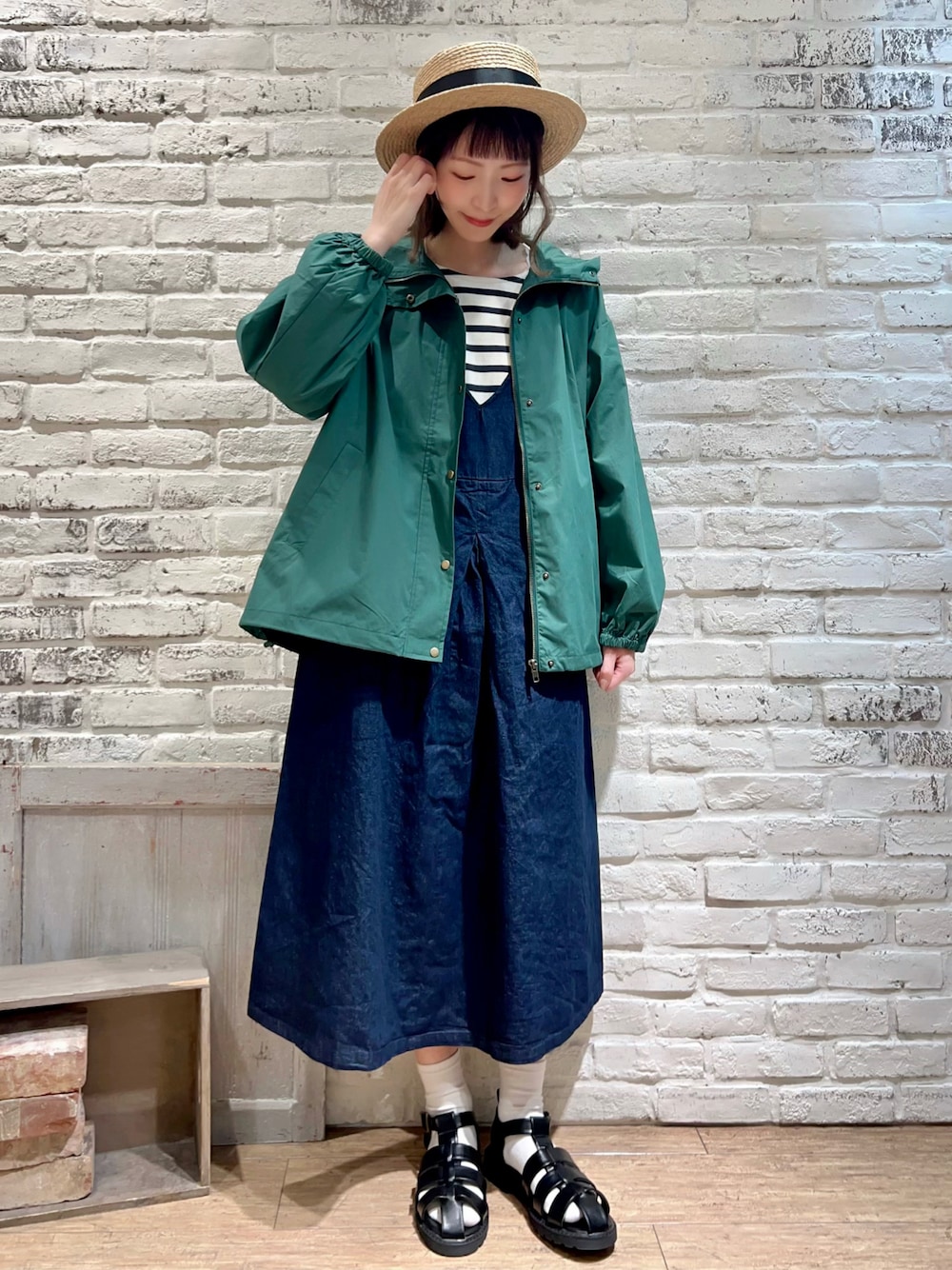 ホワイト系のTシャツ/カットソー、ホワイト系のTシャツ/カットソー、グリーン系のブルゾンを着用したレディースの春コーディネートの1枚目の写真