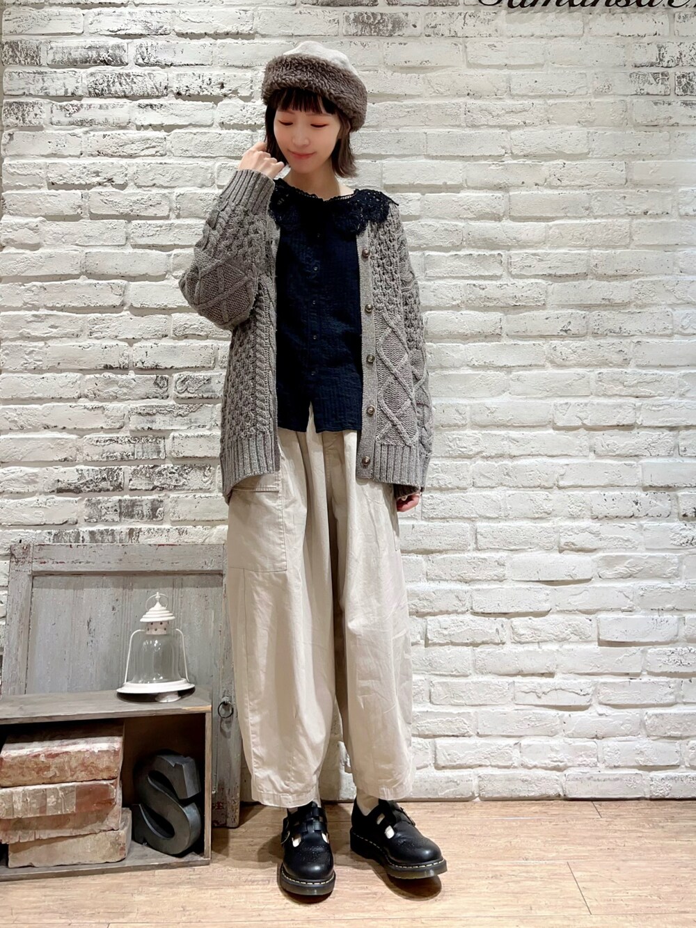 ブラック系のシャツ/ブラウス、ブラウン系のカーディガン/ボレロ、ベージュ系のカーゴパンツを着用したレディースの冬コーディネートの1枚目の写真