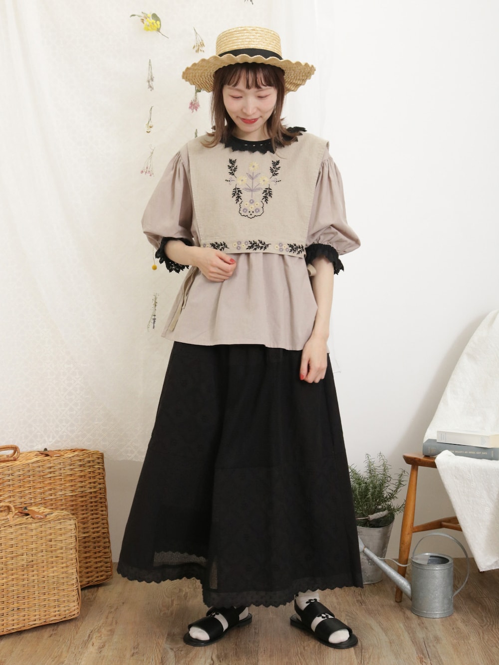 「サマンサ モスモス(Samansa Mos2)、Samansa Mos2、SM2、夏コーデ、ゆるコーデ、ベスト、刺繍、ショート丈トップス、ボリューム袖、レース、レーススカート、カンカン帽、サンダル」｜「Samansa Mos2の【UVカット/消臭効果】なみなみカンカン帽（ハット、ブラック系）」を使った、いっしき🐻さん（レディース・164cm）の春コーディネートの1枚目の写真