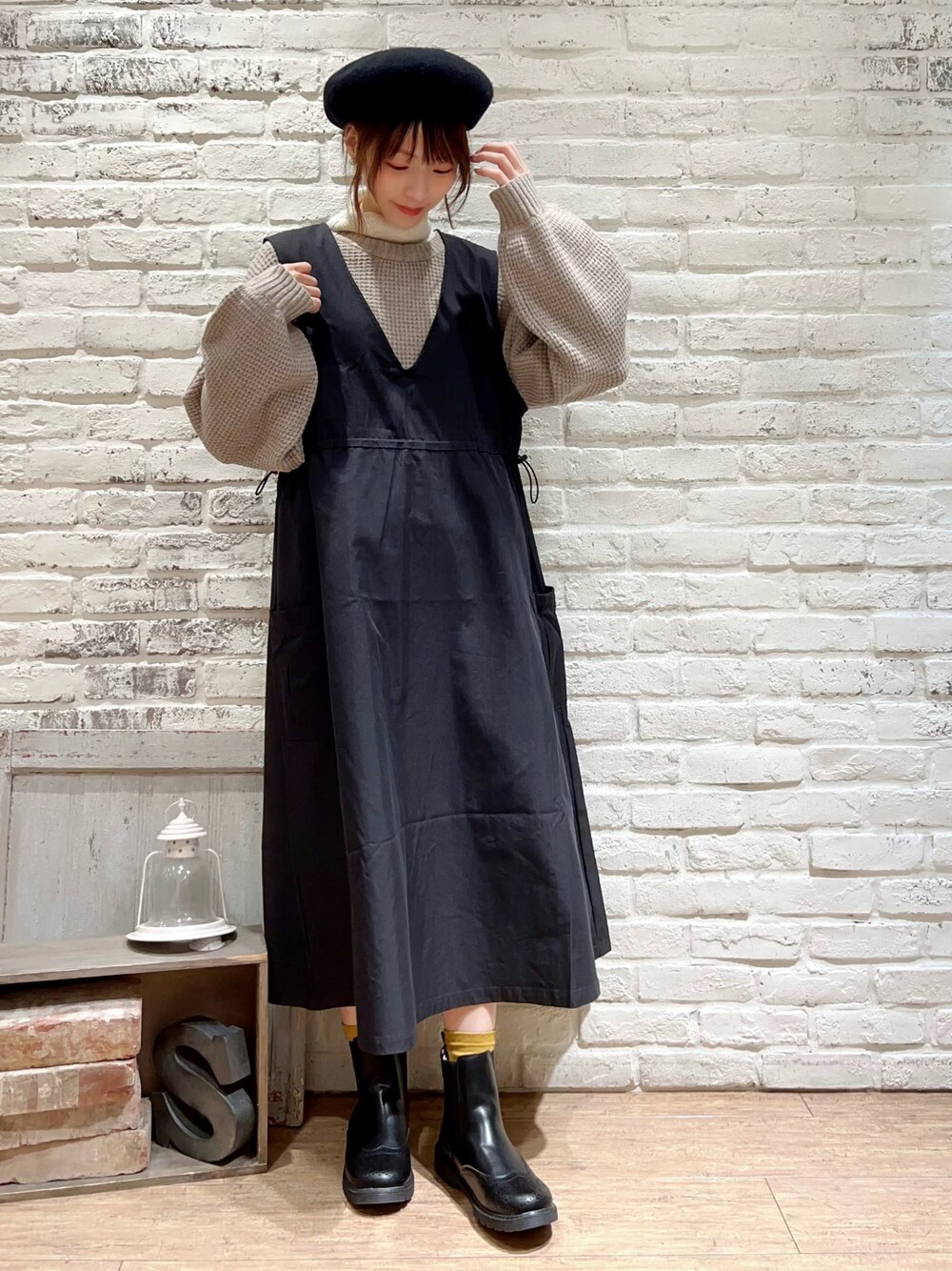 ホワイト系のニット/セーター、ブラック系のワンピース、ブラック系のブーツを着用したレディースの冬コーディネートの1枚目の写真