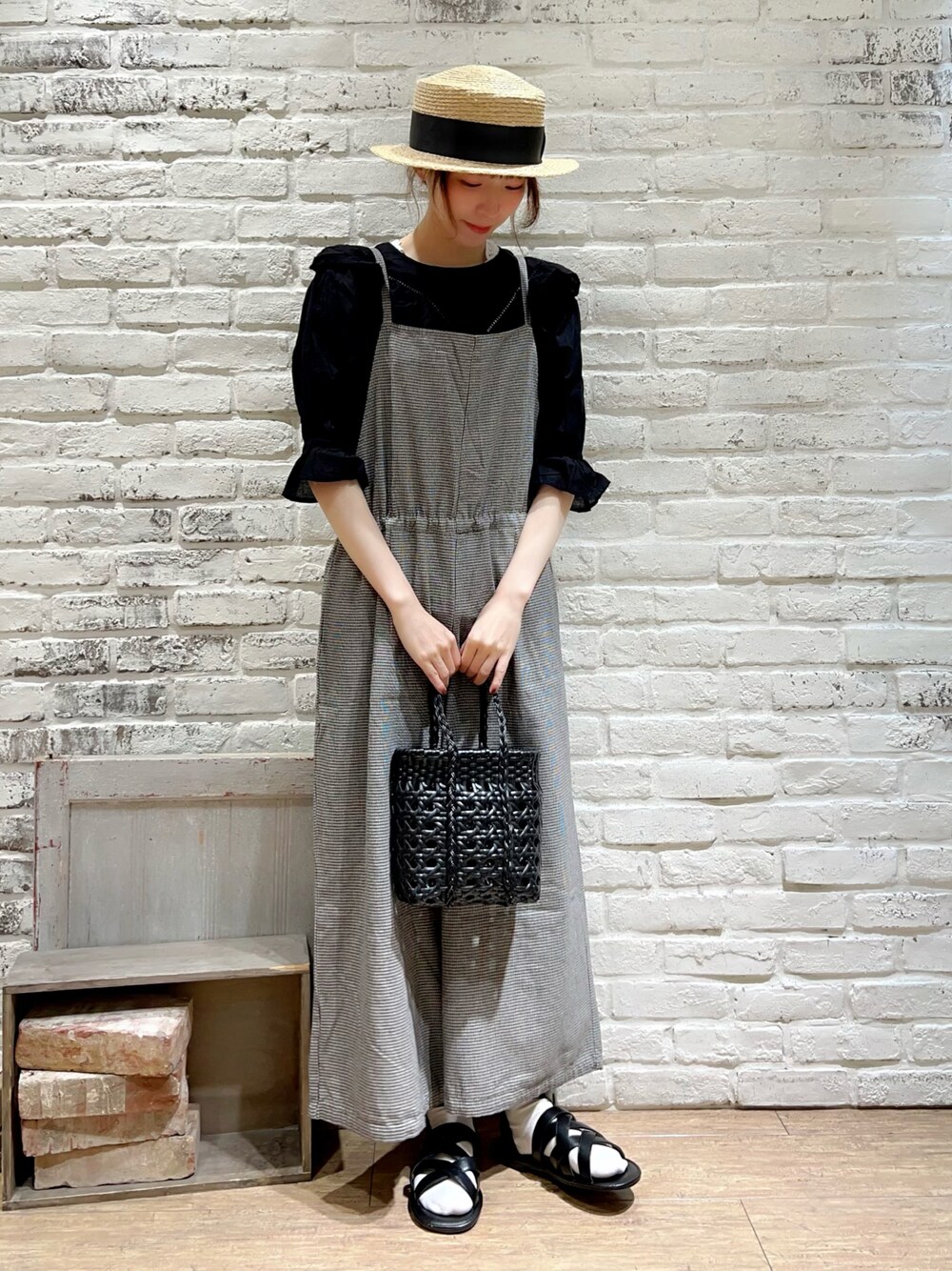 ブラック系のシャツ/ブラウス、ブラック系のサロペット/オーバーオール、グレー系のハンドバッグを着用したレディースの秋コーディネートの1枚目の写真