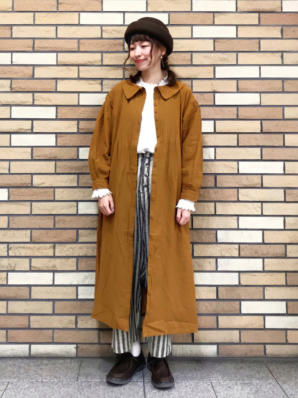 ホワイト系のシャツ/ブラウス、ベージュ系のTシャツ/カットソー、イエロー系のワンピースを着用したレディースの秋コーディネートの1枚目の写真