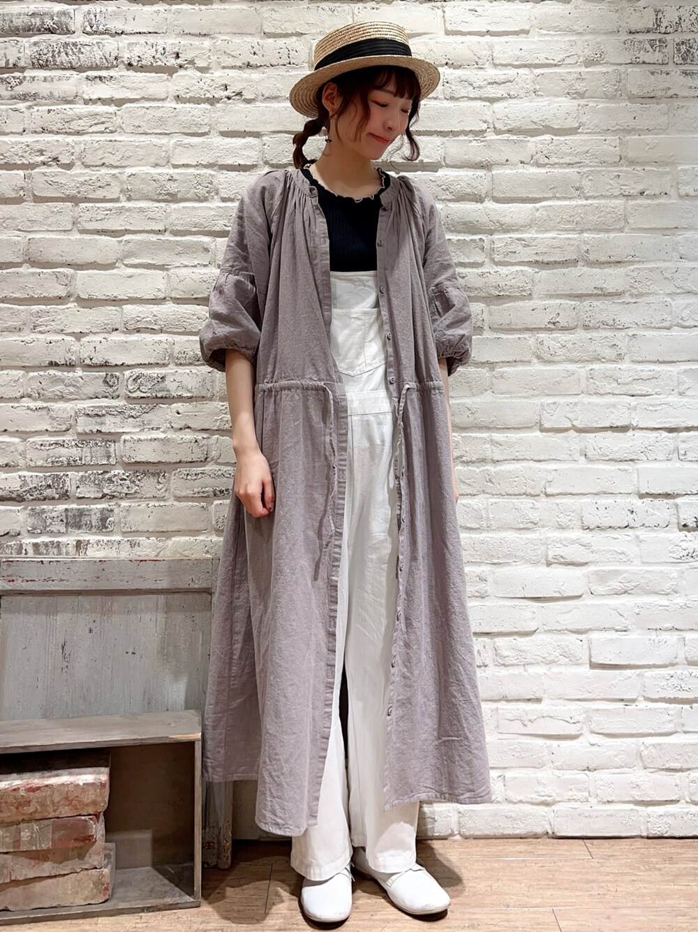 ブラック系のTシャツ/カットソー、グレー系のワンピース、ホワイト系のサロペット/オーバーオールを着用したレディースの春コーディネートの1枚目の写真