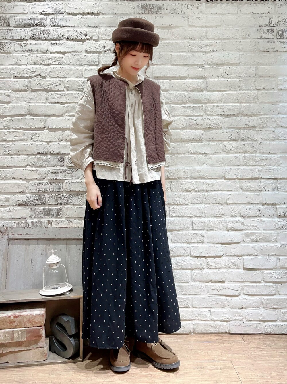 ベージュ系のシャツ/ブラウス、ブラック系のスカート、ベージュ系のドレスシューズを着用したレディースの冬コーディネートの1枚目の写真