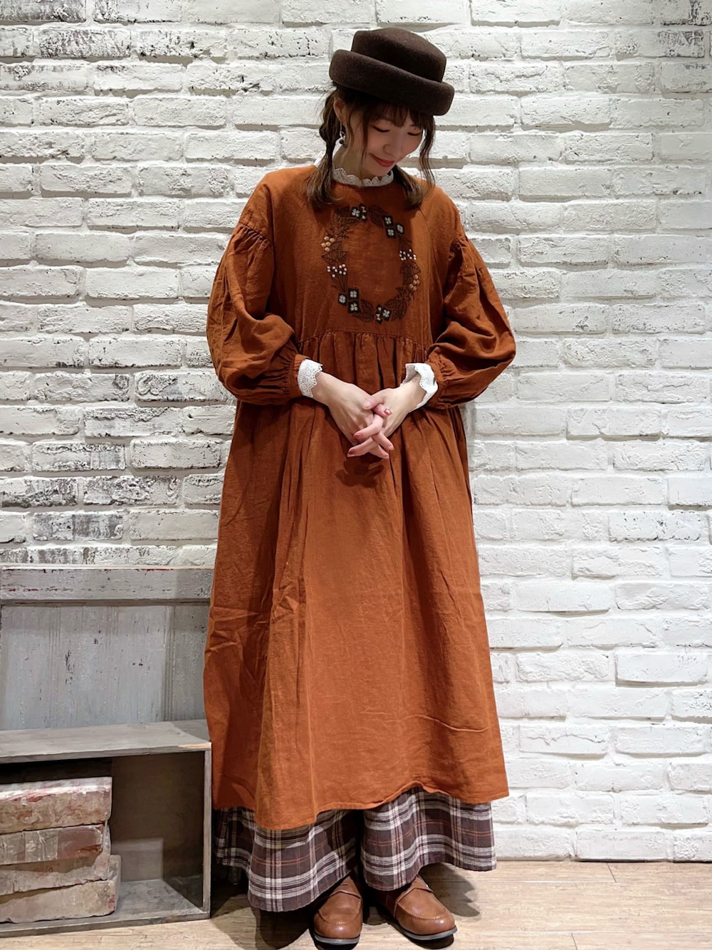 ホワイト系のTシャツ/カットソー、オレンジ系のワンピース、ブラウン系のその他パンツを着用したレディースの秋コーディネートの1枚目の写真