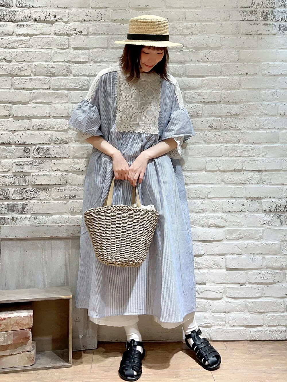 ホワイト系のシャツ/ブラウス、ブルー系のワンピース、ベージュ系のハンドバッグを着用したレディースの春コーディネートの1枚目の写真