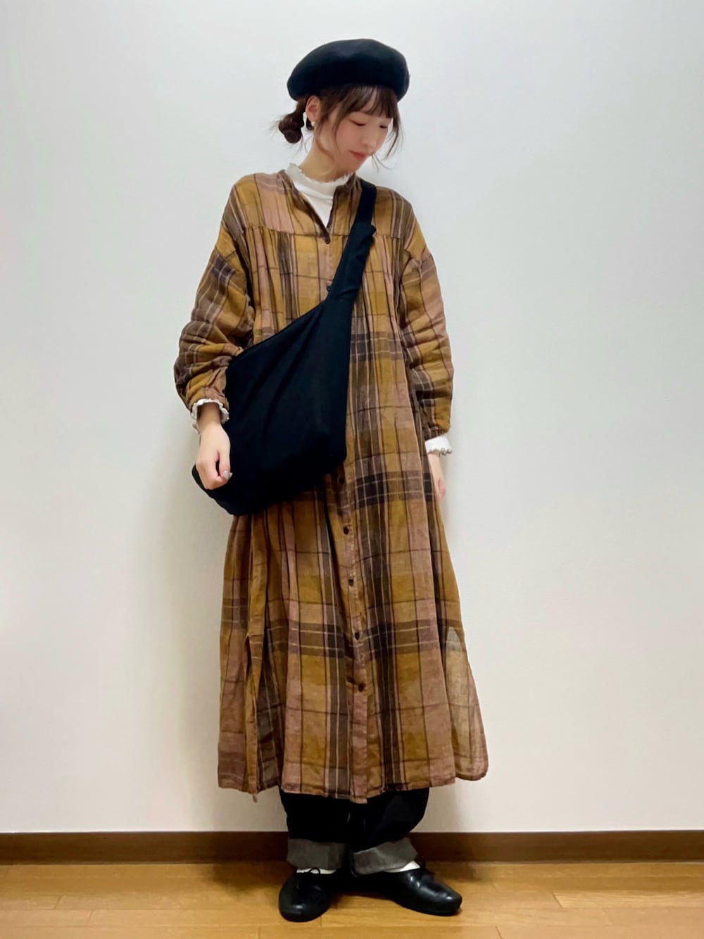 ホワイト系のTシャツ/カットソー、ブラック系のショルダーバッグ、ブラウン系のワンピースを着用したレディースの秋コーディネートの1枚目の写真