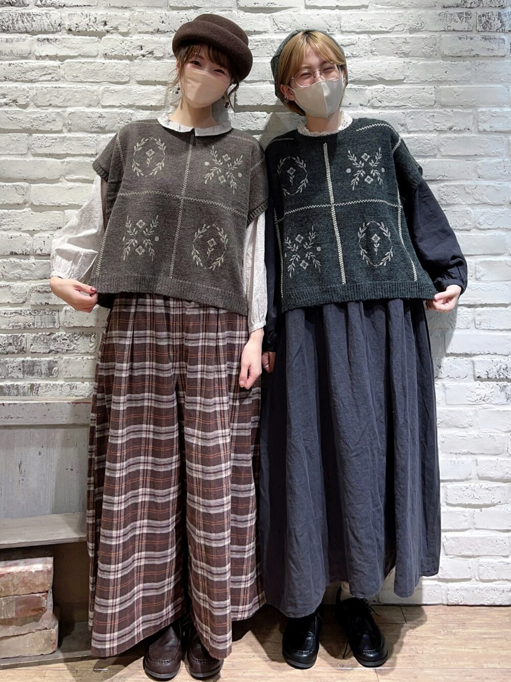 ホワイト系のTシャツ/カットソー、グレー系のベスト、グレー系のワンピースを着用したレディースの秋コーディネートの1枚目の写真