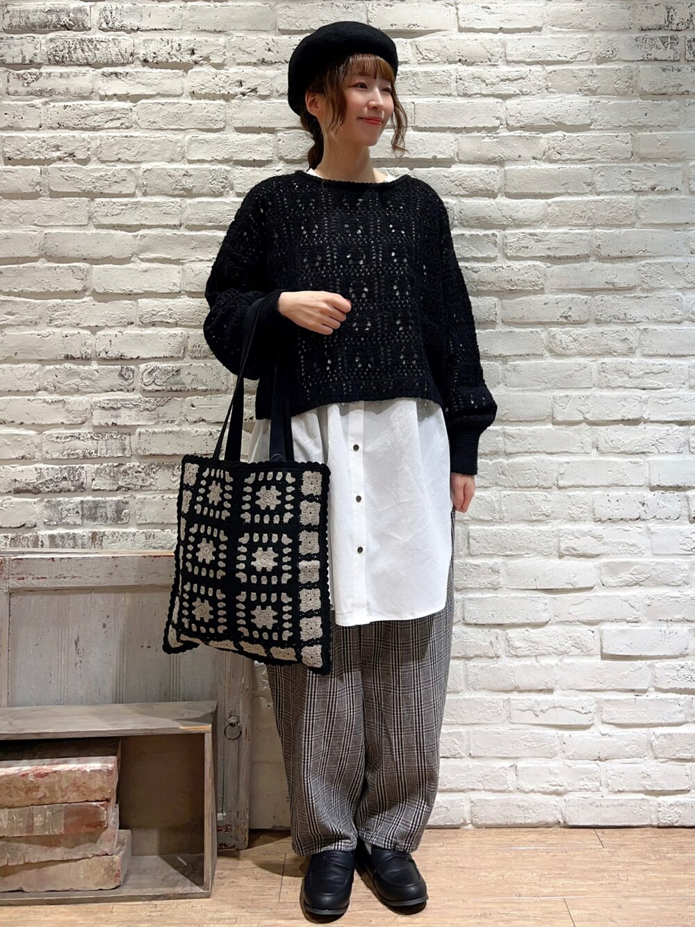 ブラック系のカーディガン/ボレロ、ブラック系のトートバッグ、ホワイト系のシャツ/ブラウスを着用したレディースの秋コーディネートの1枚目の写真