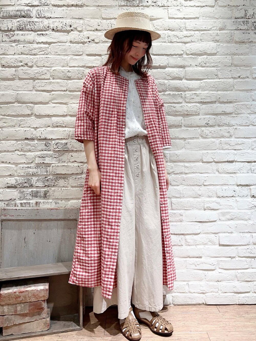 ホワイト系のシャツ/ブラウス、ホワイト系のTシャツ/カットソー、ピンク系のワンピースを着用したレディースの春コーディネートの1枚目の写真