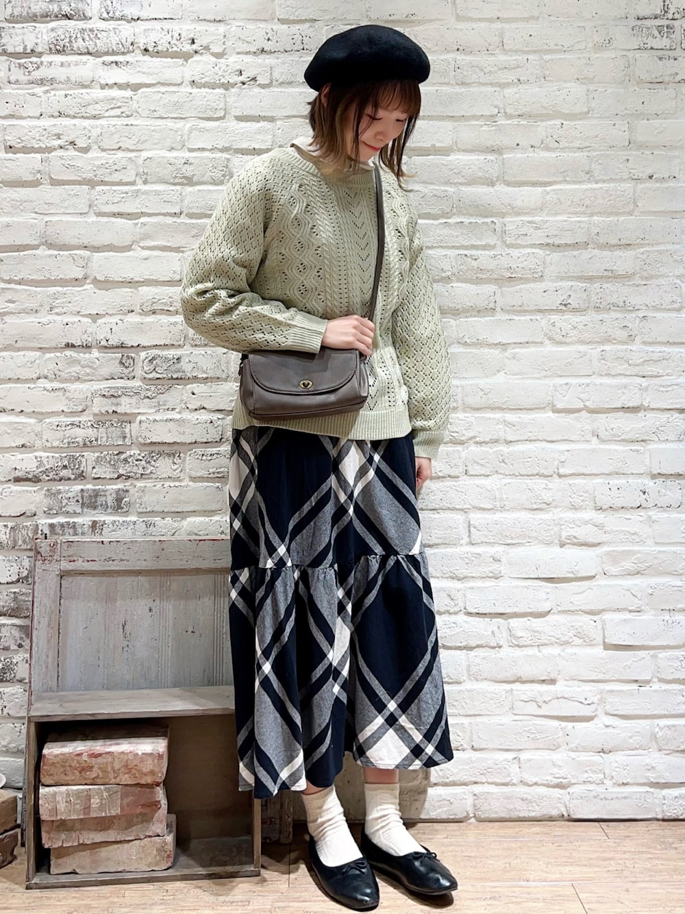 ホワイト系のシャツ/ブラウス、グリーン系のカーディガン/ボレロ、ブラウン系のショルダーバッグを着用したレディースの冬コーディネートの1枚目の写真