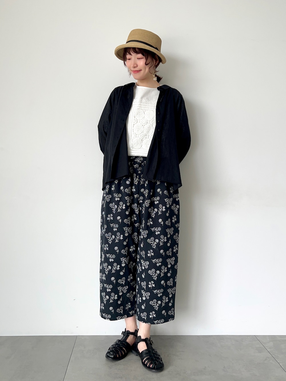 「サマンサ モスモス(Samansa Mos2)、Samansa Mos2、SM2、夏コーデ、ゆるコーデ、モノトーンコーデ、シャツコーデ、レース、刺繍、ワイドパンツ、サンダル、メッシュサンダル」｜「Samansa Mos2のパーツレース貼りカットソー（Tシャツ/カットソー、ホワイト系）」を使った、いっしき🐻さん（レディース・164cm）の春コーディネートの1枚目の写真