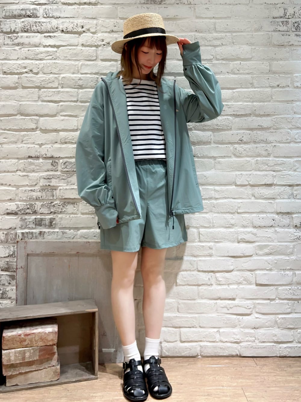 ホワイト系のタンクトップ、ホワイト系のTシャツ/カットソー、グリーン系のブルゾンを着用したレディースの春コーディネートの1枚目の写真