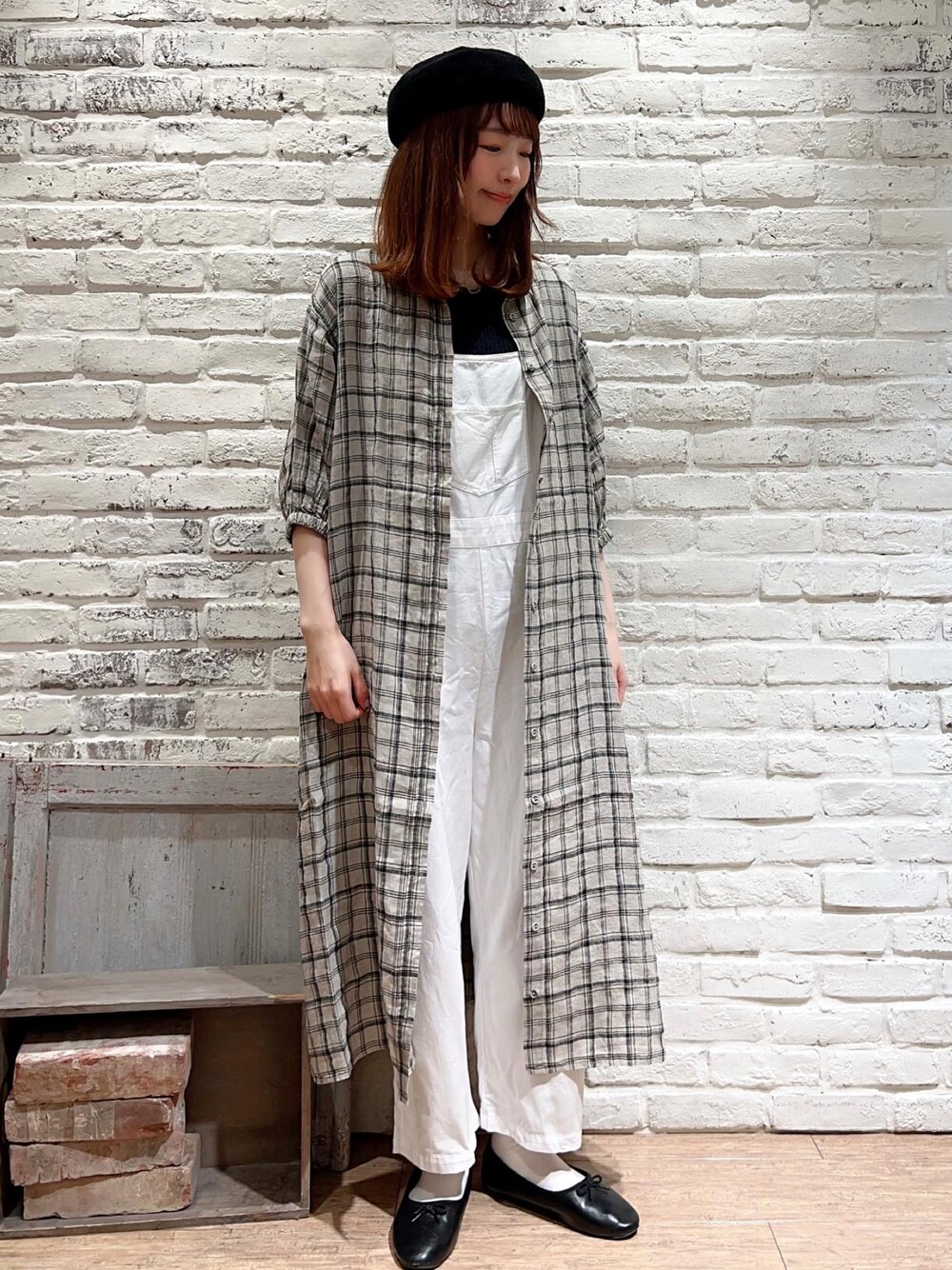 ブラック系のTシャツ/カットソー、ホワイト系のワンピース、ホワイト系のサロペット/オーバーオールを着用したレディースの夏コーディネートの1枚目の写真