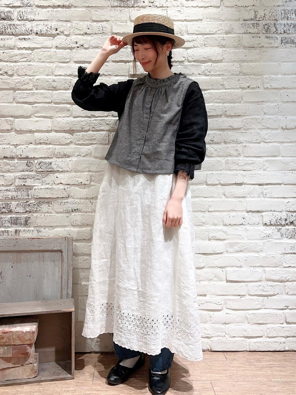 「サマンサ モスモス(Samansa Mos2)、SM2、春コーデ、ゆるコーデ、レイヤードスタイル、モノトーン、ナチュラル、ベスト、ボリューム袖、キャミワンピ、ワンピース、リネン、レーススカート、デニム、バレエシューズ」｜「Samansa Mos2のフリル襟前後着ベスト（ベスト、グレー系）」を使った、いっしき🐻さん（レディース・163cm）の冬コーディネートの1枚目の写真