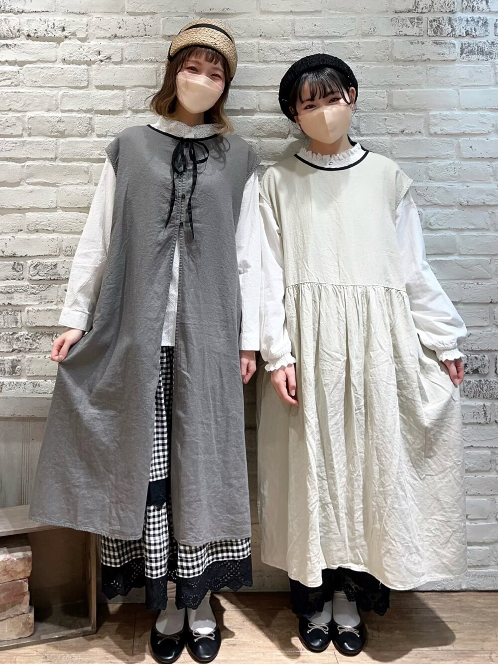 ホワイト系のシャツ/ブラウス、グレー系のワンピース、グレー系のスカートを着用したレディースの春コーディネートの1枚目の写真