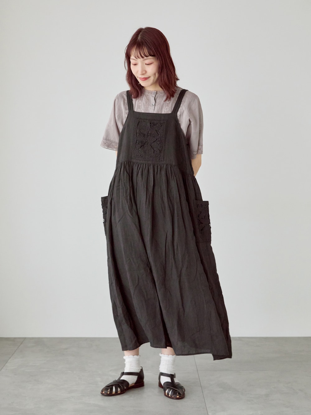 「サマンサ モスモス(Samansa Mos2)、SM2、Samansa Mos2、TSUHARU by Samansa Mos2、夏コーデ、ゆるコーデ、モノトーンコーデ、ブラック、グレー、レース、ワンピース、リネン、ガーリー、サンダル、メッシュサンダル」｜「TSUHARU by Samansa Mos2のリバーレーススタンド襟ブラウス（シャツ/ブラウス、グレー系）」を使った、いっしき🐻さん（レディース・164cm）の春コーディネートの1枚目の写真