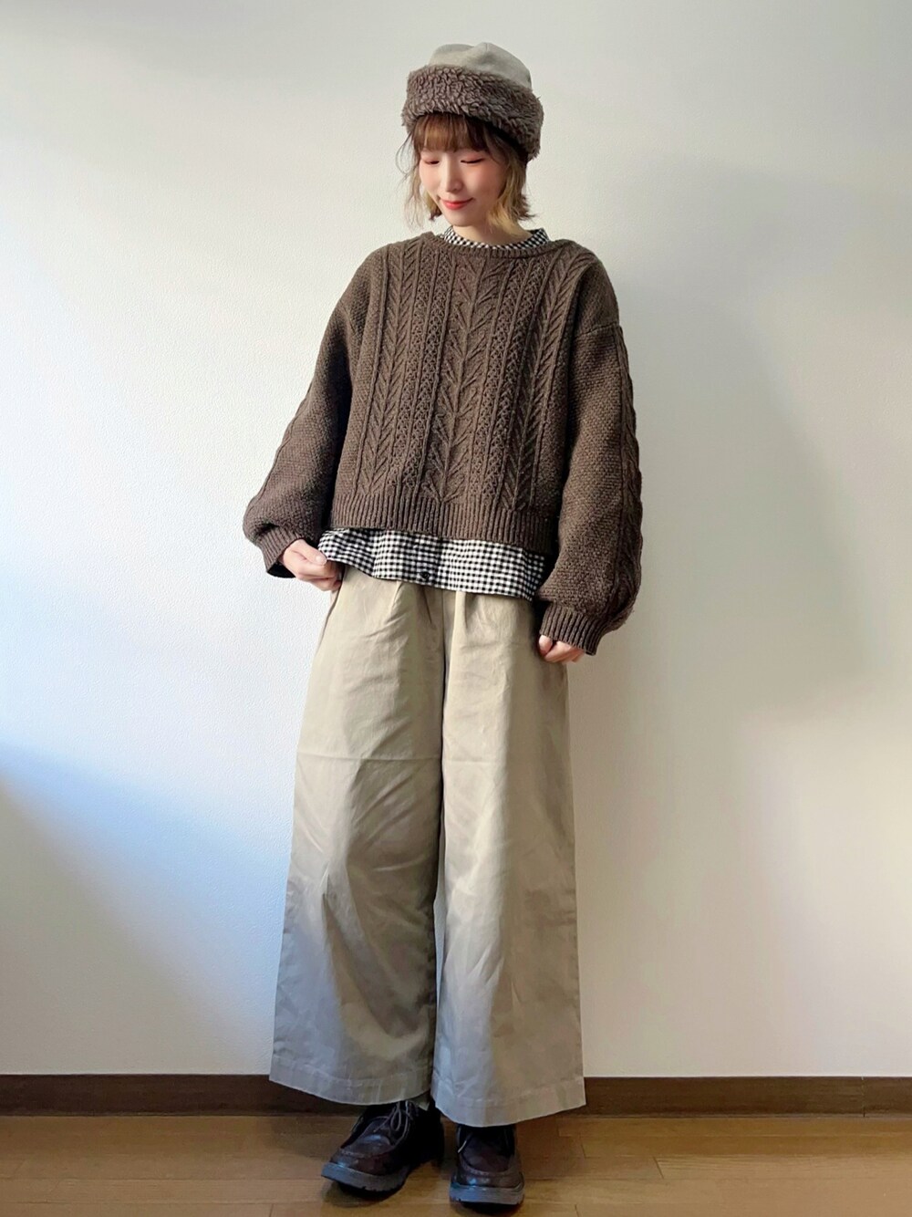 ブラウン系のカーディガン/ボレロ、ブラウン系のその他シューズ、その他のその他を着用したレディースの冬コーディネートの1枚目の写真