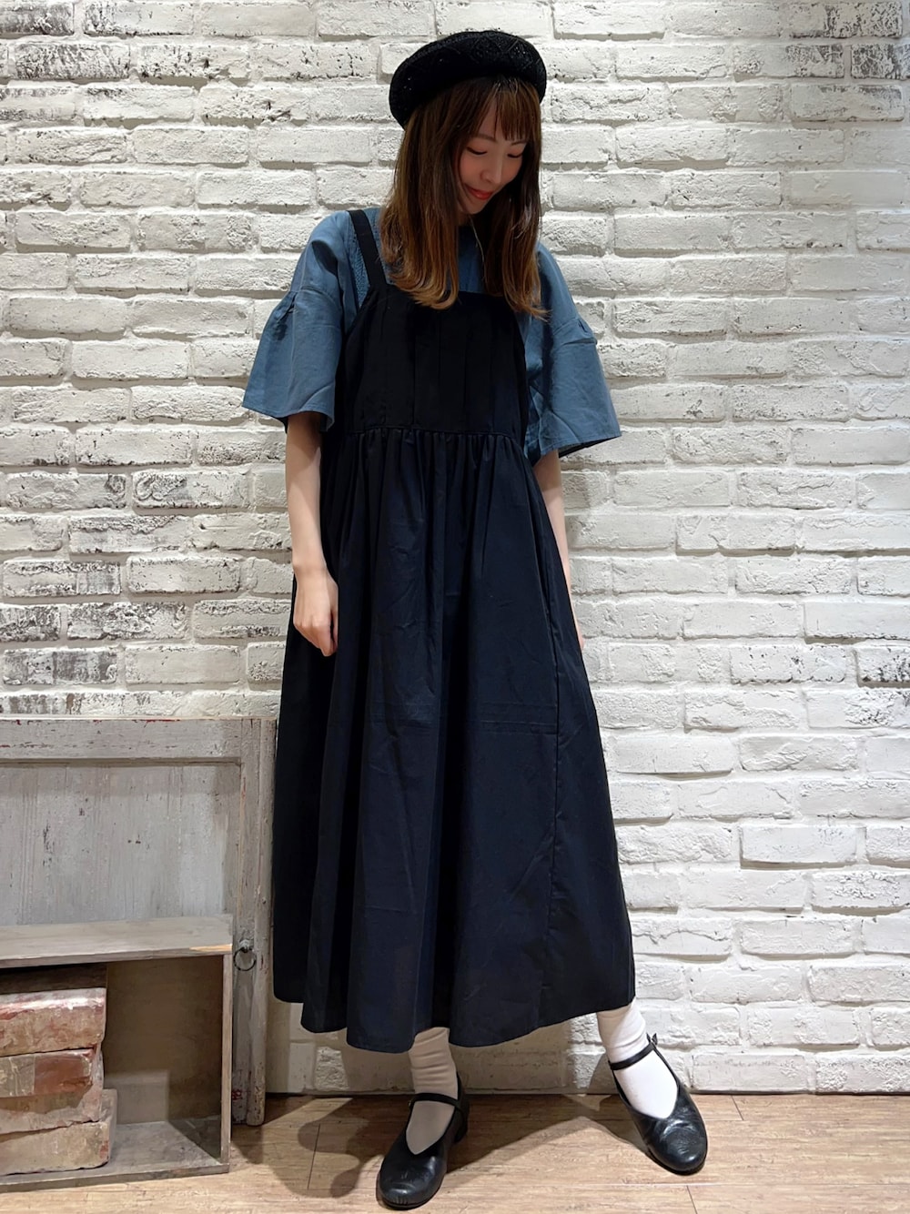 グリーン系のシャツ/ブラウス、ホワイト系のTシャツ/カットソー、ブラック系のワンピースを着用したレディースの夏コーディネートの1枚目の写真