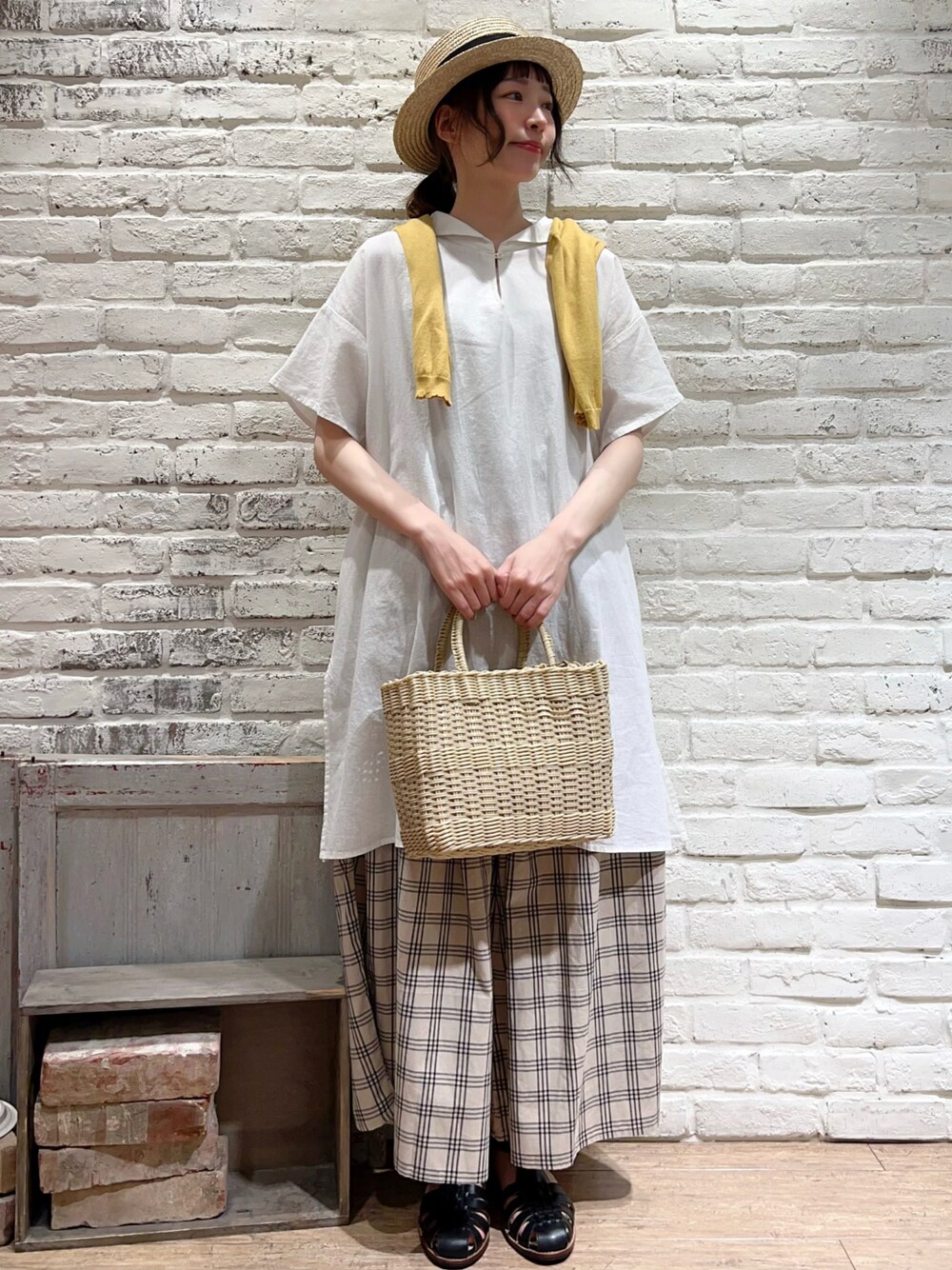 ベージュ系のTシャツ/カットソー、イエロー系のカーディガン/ボレロ、ホワイト系のシャツ/ブラウスを着用したレディースの夏コーディネートの1枚目の写真