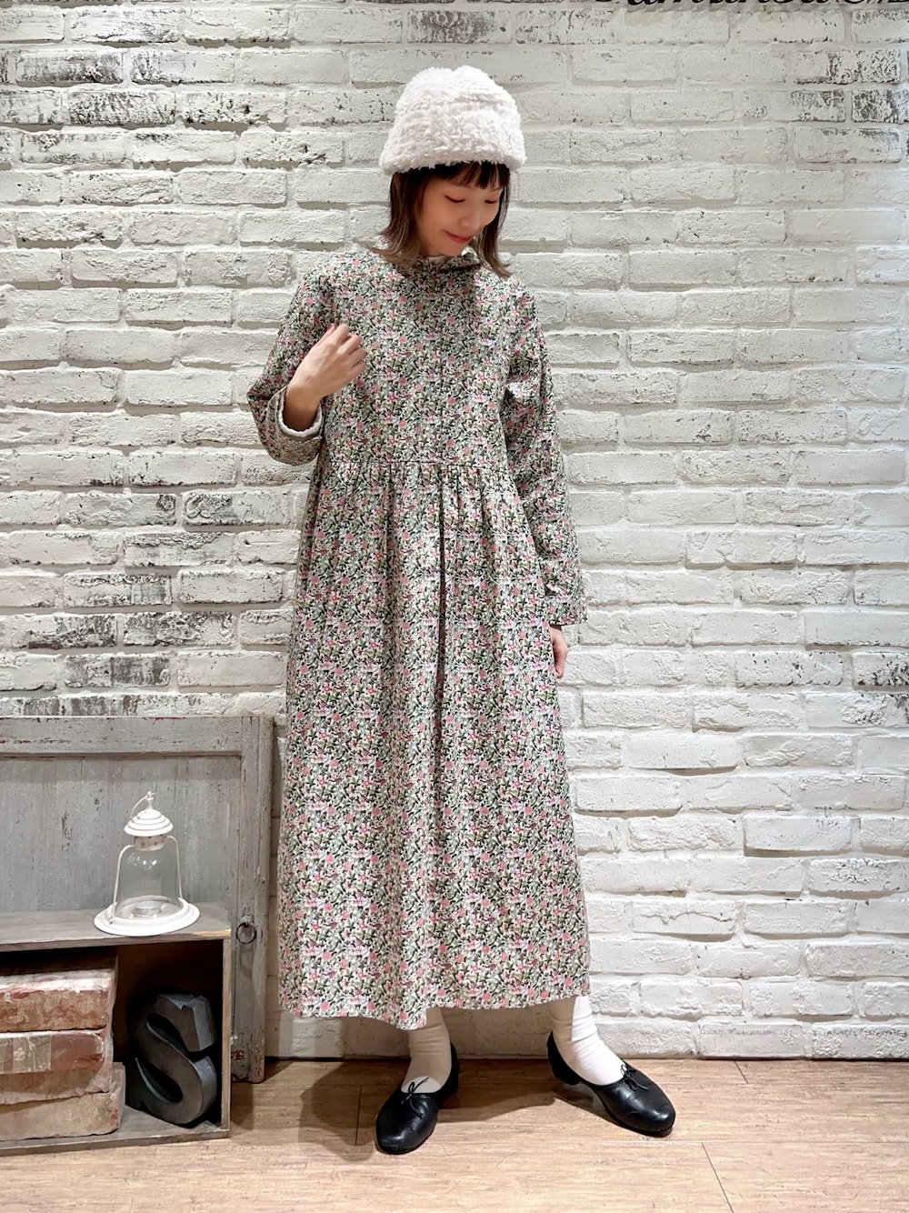 ピンク系のワンピース、ホワイト系のハット、その他のその他を着用したレディースの冬コーディネートの1枚目の写真