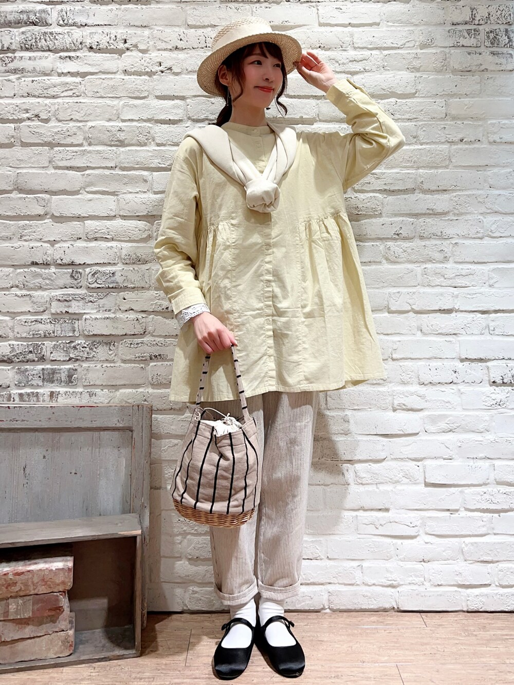 ホワイト系のカーディガン/ボレロ、イエロー系のシャツ/ブラウス、ホワイト系のTシャツ/カットソーを着用したレディースの春コーディネートの1枚目の写真