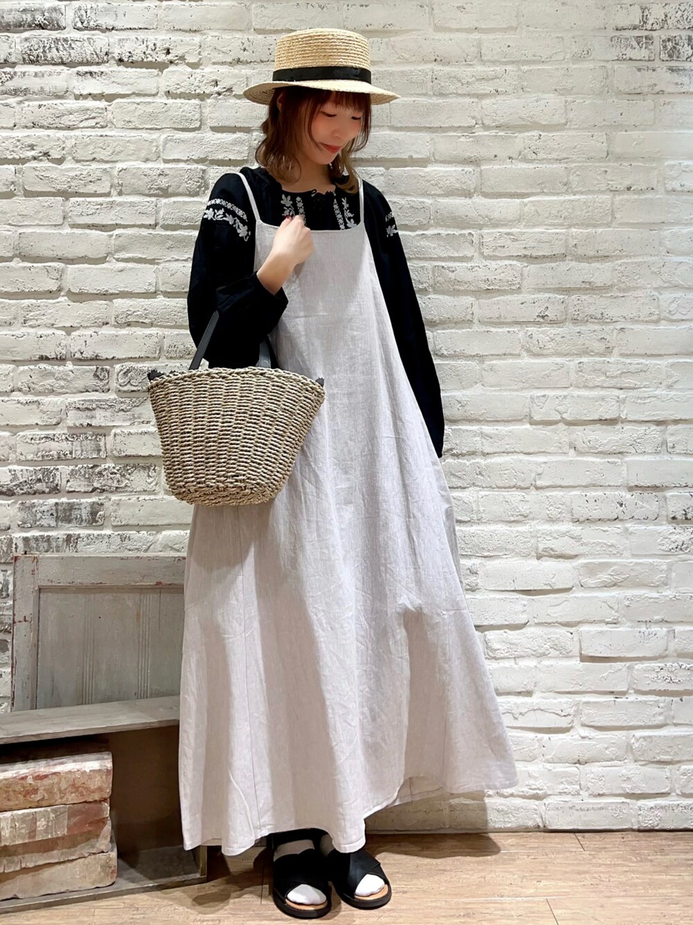 「サマンサ モスモス(Samansa Mos2)、Samansa Mos2、SM2、春夏コーデ、春コーデ、ゆるコーデ、レイヤードスタイル、モノトーン、チュニック、刺繍、キャミワンピ、ワンピース、カンカン帽、かごバッグ、サンダル」｜「Samansa Mos2のラフィアカンカン帽（ハット、ブラック系）」を使った、いっしき🐻さん（レディース・163cm）の春コーディネートの1枚目の写真
