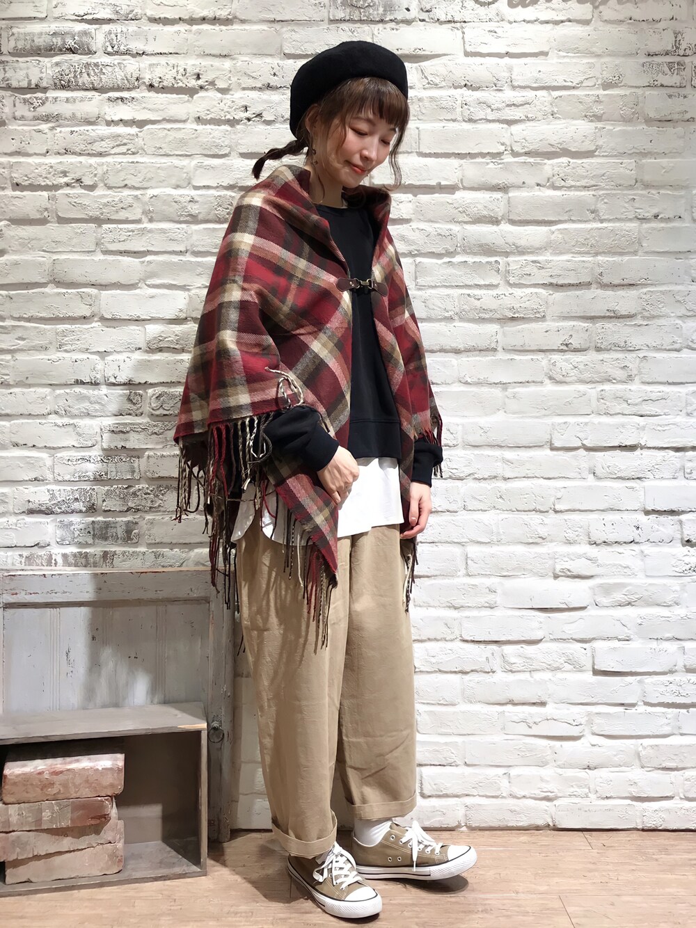 ブラック系のアンサンブル、ホワイト系のTシャツ/カットソー、ベージュ系のその他パンツを着用したレディースの秋コーディネートの1枚目の写真