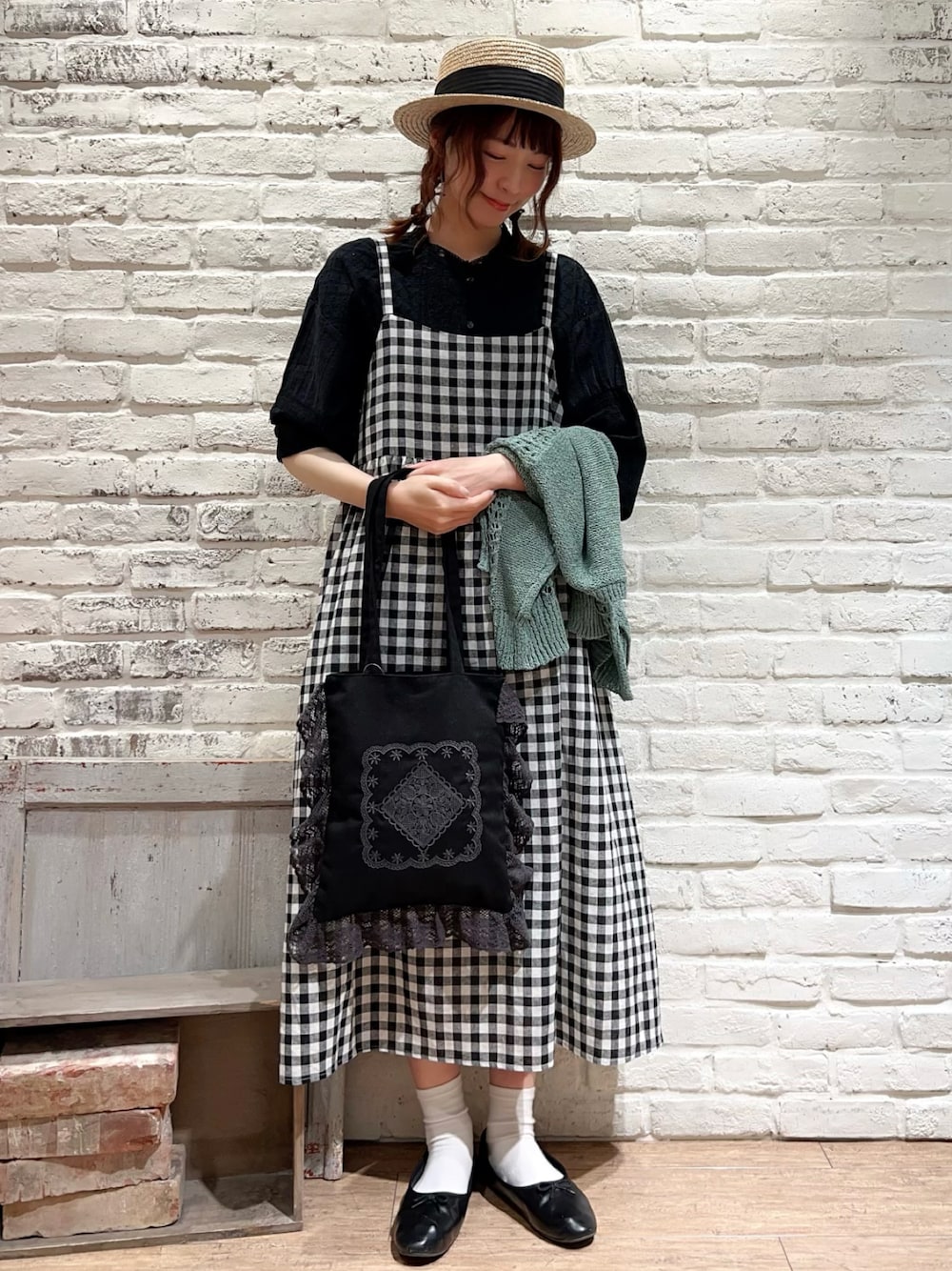 ブラック系のTシャツ/カットソー、ブラック系のシャツ/ブラウス、ブラック系のワンピースを着用したレディースの春コーディネートの1枚目の写真