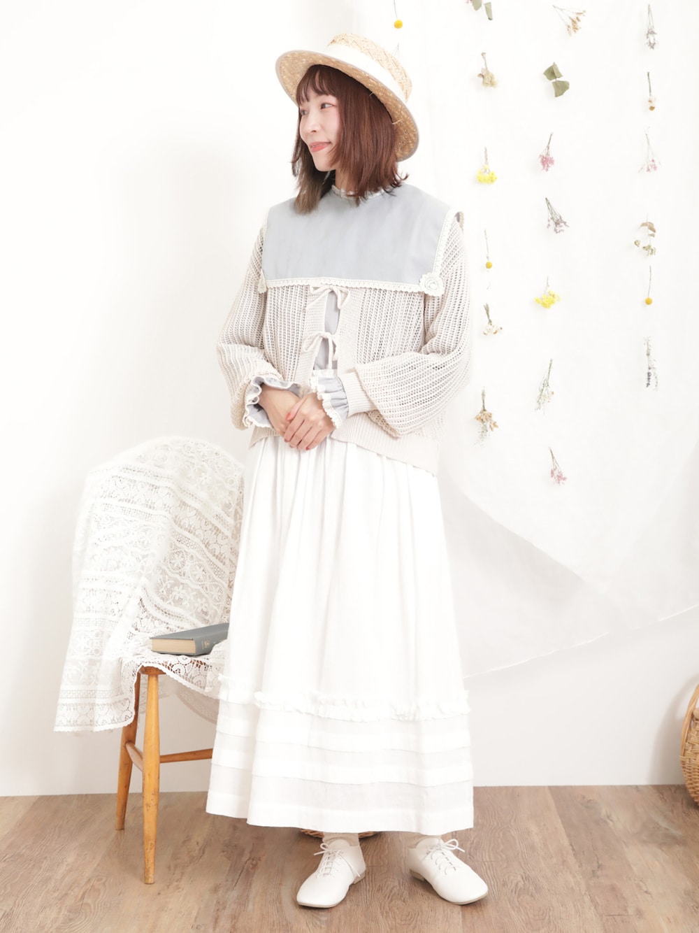 ホワイト系のTシャツ/カットソー、ホワイト系のカーディガン/ボレロ、ホワイト系のスカートを着用したレディースの春コーディネートの1枚目の写真