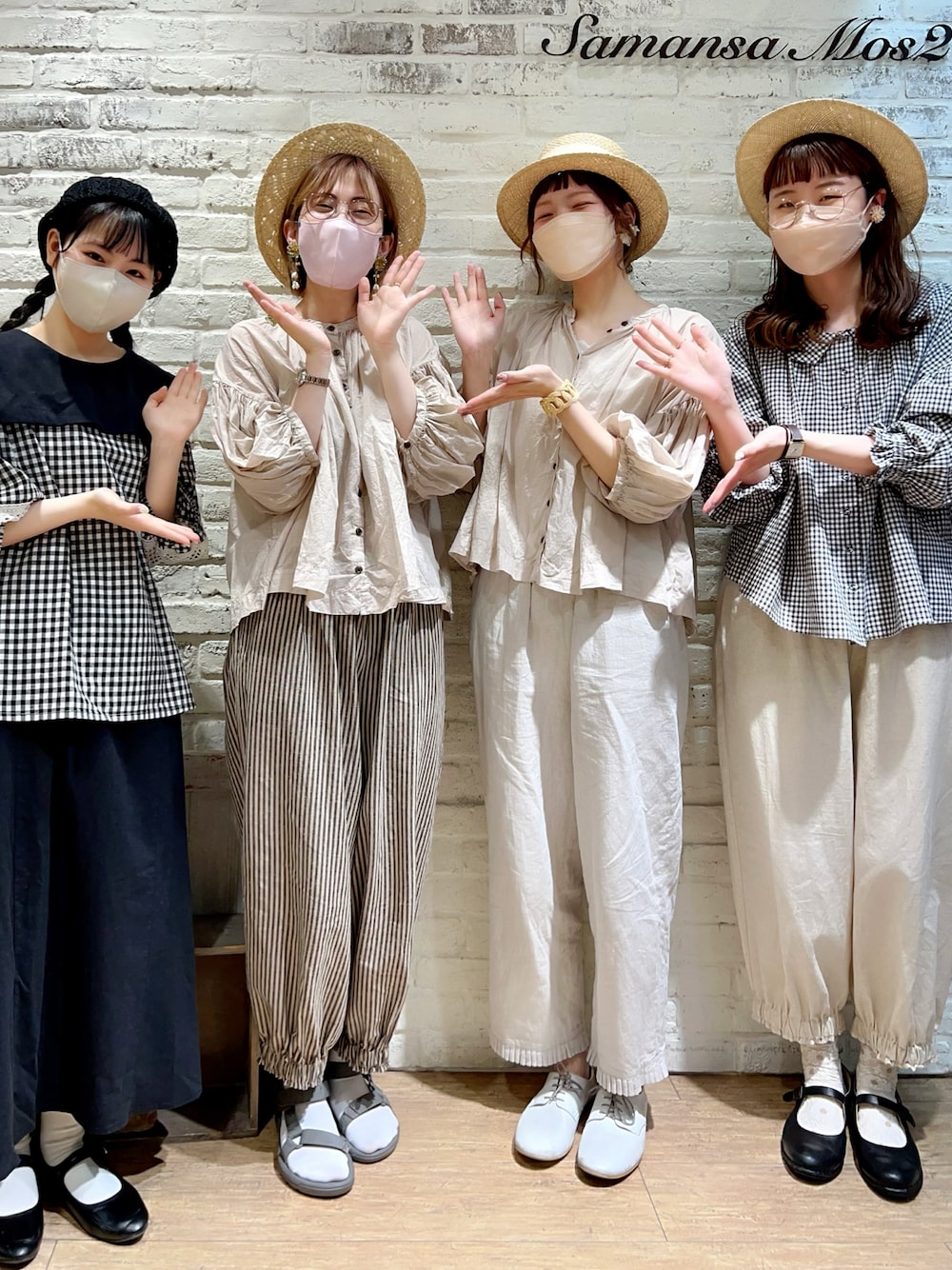 グレー系のシャツ/ブラウス、ホワイト系のその他パンツ、ホワイト系のタンクトップを着用したレディースの夏コーディネートの1枚目の写真