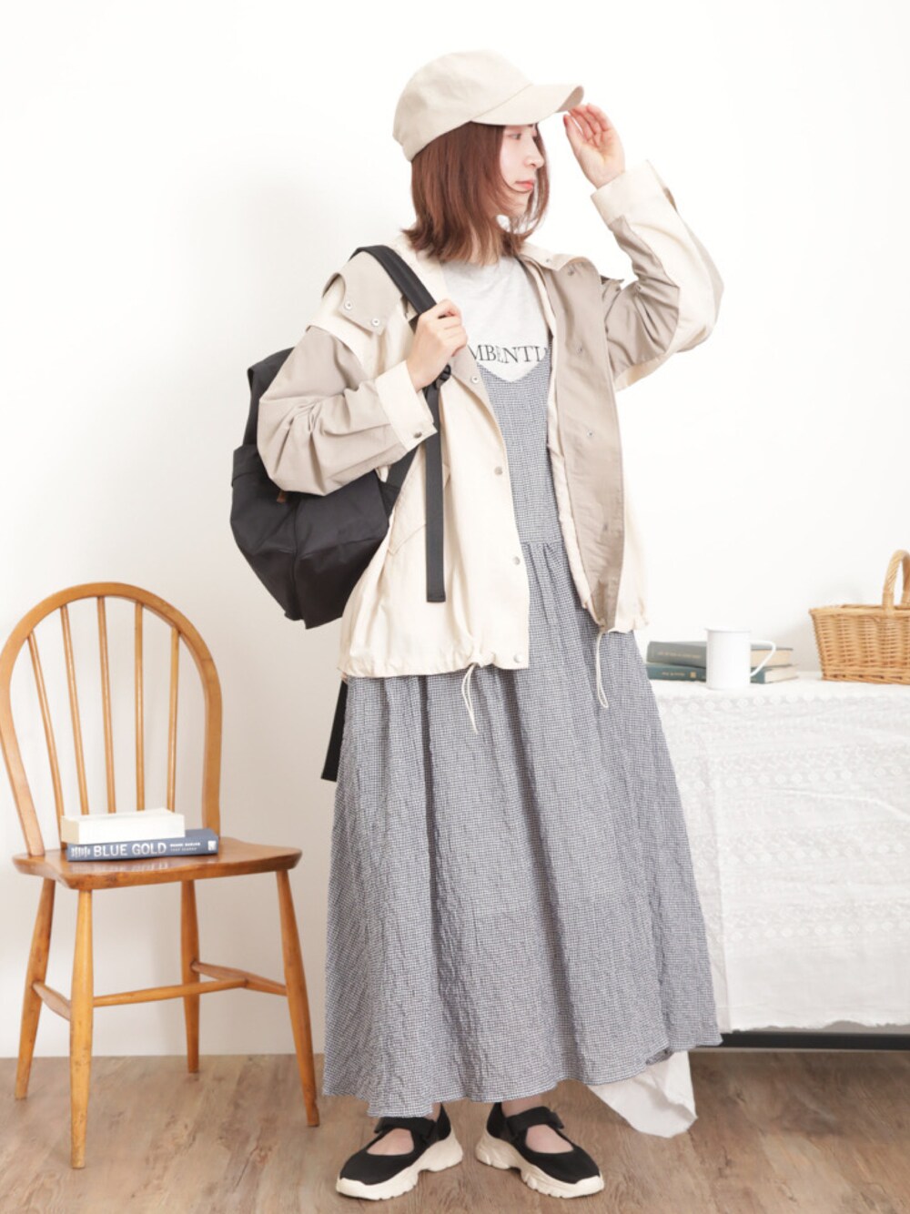 「サマンサ モスモス(Samansa Mos2)、Samansa Mos2、SM2、春コーデ、ゆるコーデ、カジュアルコーデ、マウンテンパーカー、ロゴT、Tシャツ、モノトーンコーデ、キャミワンピ、ワンピース、ギンガムチェック、キャップ、スニーカー」｜「Samansa Mos2の【消臭効果】リネンバックロゴ刺繍キャップ（ハット、ベージュ系）」を使った、いっしき🐻さん（レディース・164cm）の春コーディネートの1枚目の写真