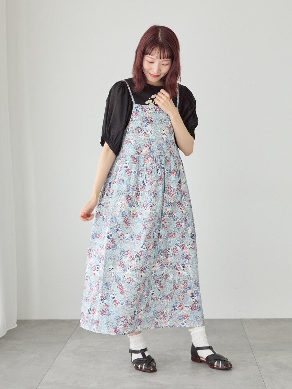 「サマンサ モスモス(Samansa Mos2)、Samansa Mos2、SM2、TSUHARU by Samansa Mos2、夏コーデ、ゆるコーデ、刺繍、パフスリーブ、キャミワンピース、キャミワンピ、ワンピース、花柄ワンピース、リバティ、LIBERTY、メッシュサンダル」｜「TSUHARU by Samansa Mos2の麻綿メッシュリボン刺繍ブラウス（シャツ/ブラウス、ブラック系）」を使った、いっしき🐻さん（レディース・164cm）の春コーディネートの1枚目の写真