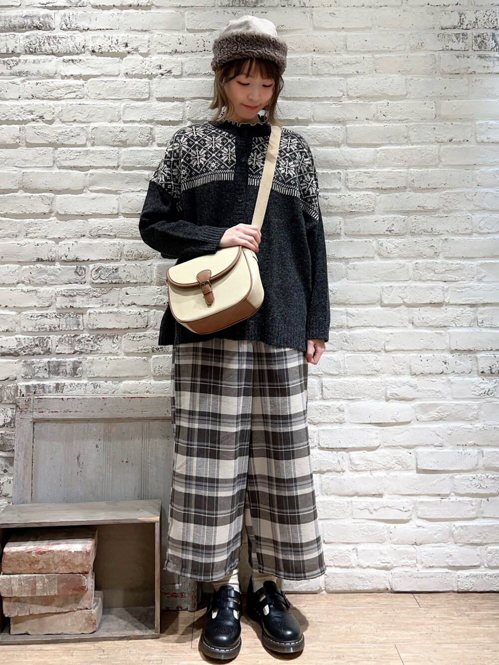 ブラック系のTシャツ/カットソー、グレー系のカーディガン/ボレロ、ベージュ系のショルダーバッグを着用したレディースの冬コーディネートの1枚目の写真