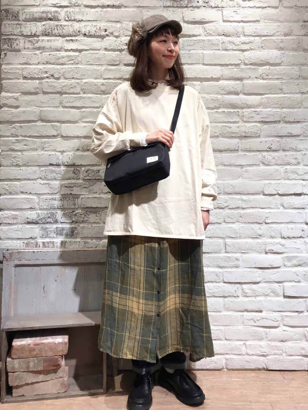 ホワイト系のTシャツ/カットソー、ブラック系のショルダーバッグ、ホワイト系のTシャツ/カットソーを着用したレディースの秋コーディネートの1枚目の写真