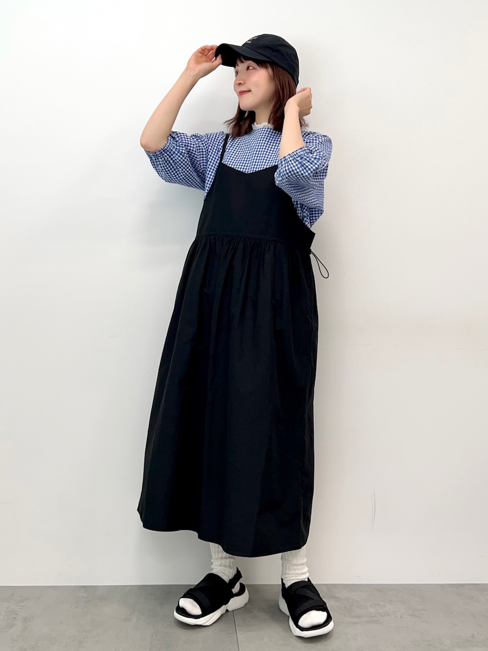 ホワイト系のTシャツ/カットソー、ブラック系のワンピース、ブラック系のサンダルを着用したレディースの春コーディネートの1枚目の写真