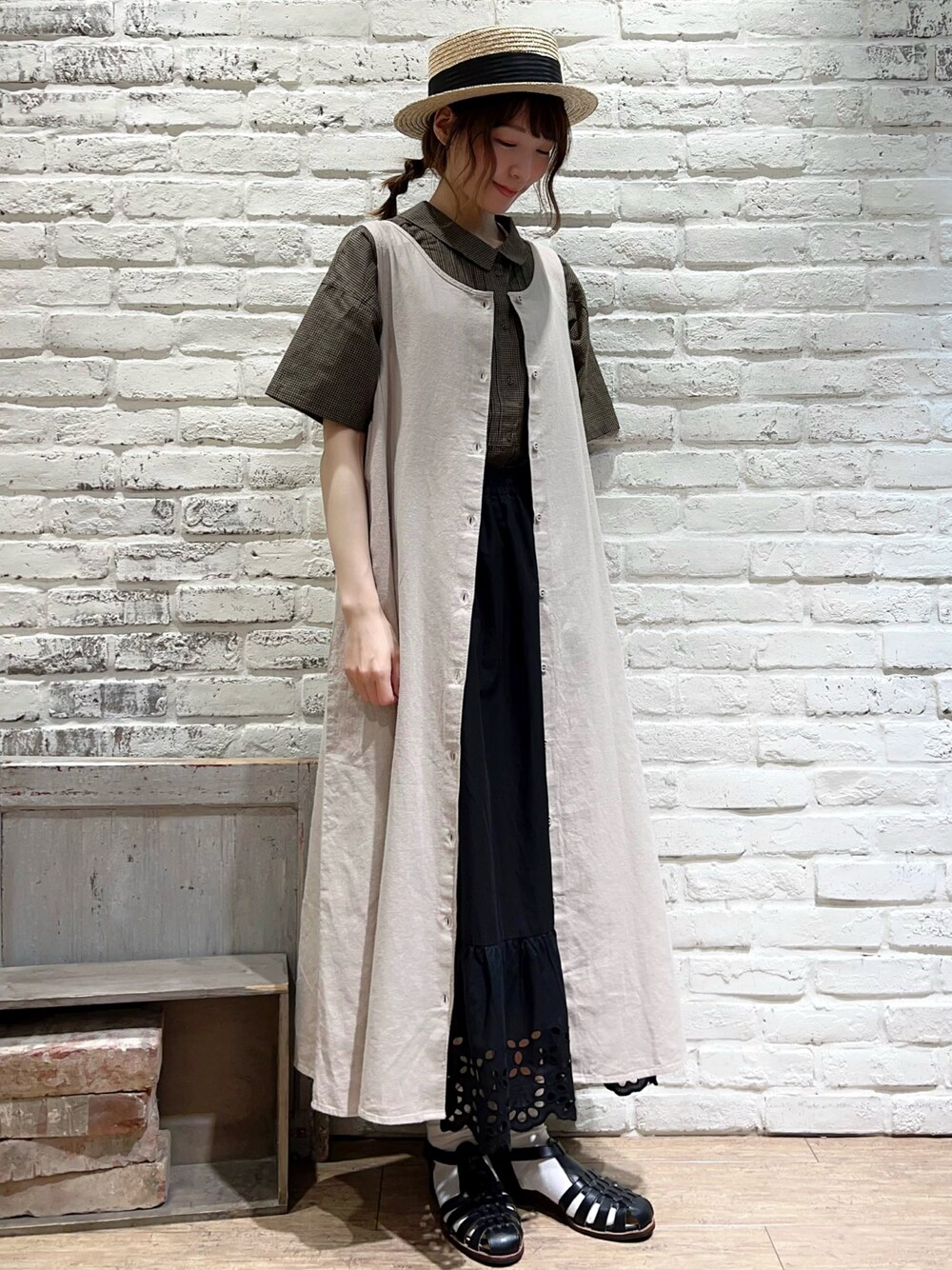 ブラウン系のシャツ/ブラウス、ベージュ系のワンピース、ブラック系のスカートを着用したレディースの夏コーディネートの1枚目の写真