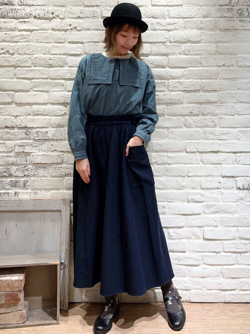 ホワイト系のTシャツ/カットソー、グリーン系のシャツ/ブラウス、ブルー系のスカートを着用したレディースの秋コーディネートの1枚目の写真