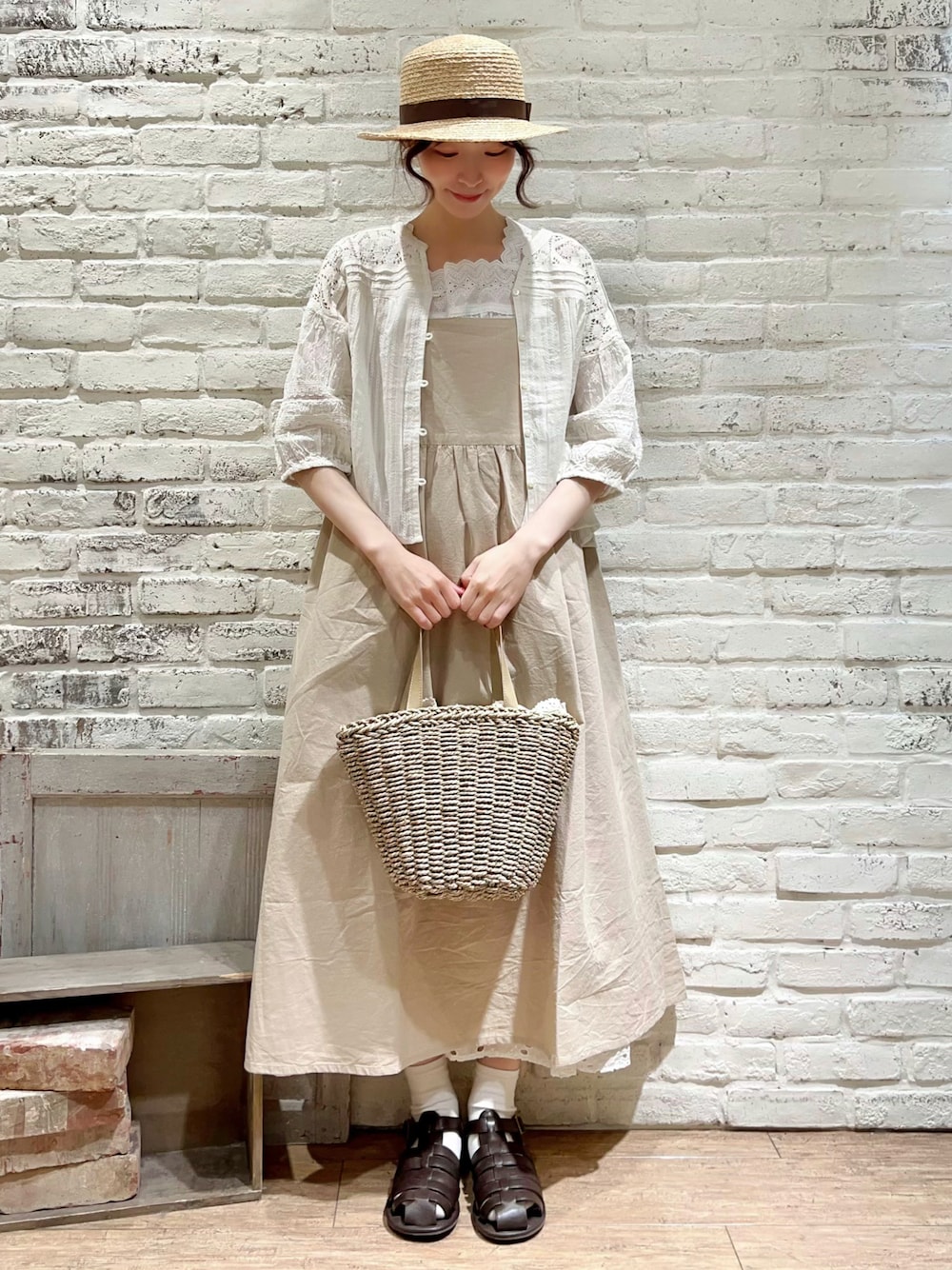 ホワイト系のタンクトップ、ホワイト系のシャツ/ブラウス、ベージュ系のワンピースを着用したレディースの夏コーディネートの1枚目の写真