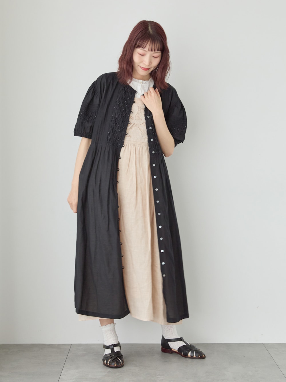 「サマンサ モスモス(Samansa Mos2)、Samansa Mos2、SM2、TSUHARU by Samansa Mos2、夏コーデ、ゆるコーデ、レイヤードスタイル、リネン、レース、ワンピース、パフスリーブ、ガーリー、サンダル、メッシュサンダル、サンダルに靴下」｜「TSUHARU by Samansa Mos2のリバーレーススタンド襟ブラウス（シャツ/ブラウス、ホワイト系）」を使った、いっしき🐻さん（レディース・164cm）の春コーディネートの1枚目の写真