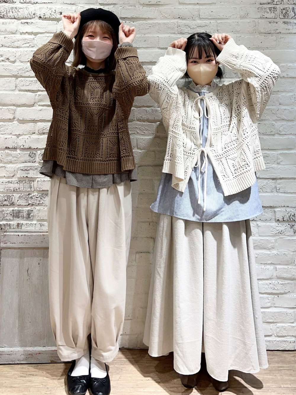 ホワイト系のニット/セーター、ブルー系のシャツ/ブラウス、ベージュ系のスカートを着用したレディースの冬コーディネートの1枚目の写真