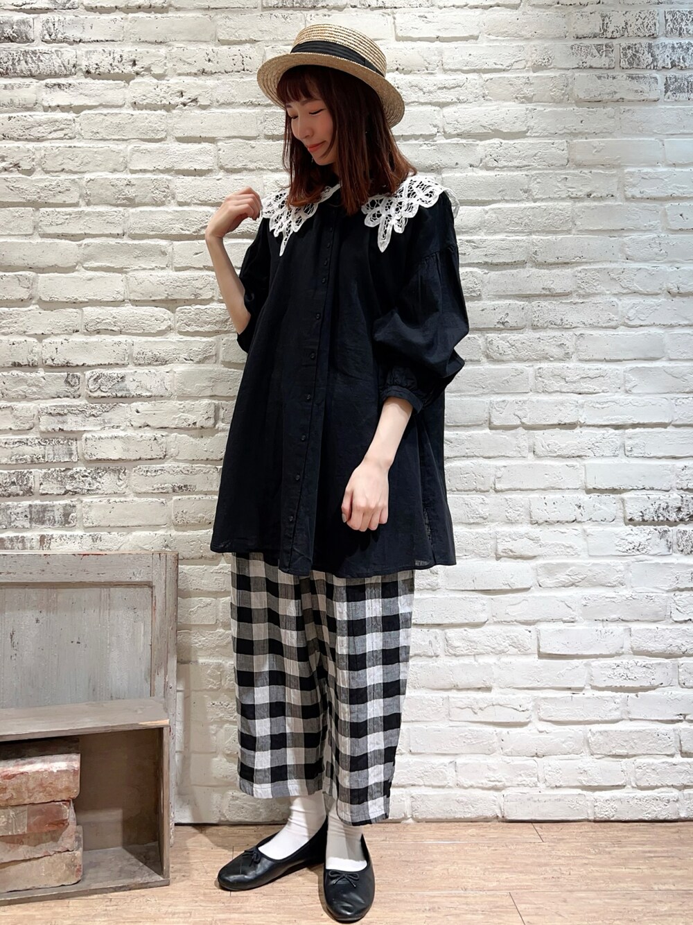 ブラック系のシャツ/ブラウス、ホワイト系のその他パンツ、ホワイト系のその他アウターを着用したレディースの春コーディネートの1枚目の写真