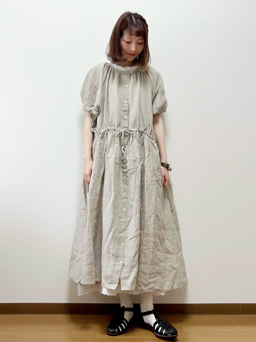 ホワイト系のタンクトップ、ホワイト系のワンピース、ブラック系のサンダルを着用したレディースの春コーディネートの1枚目の写真