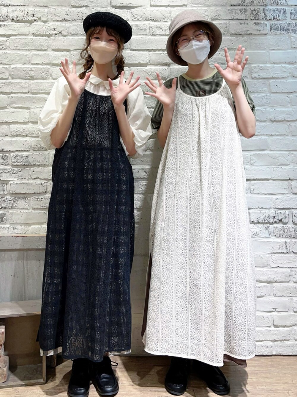 グリーン系のTシャツ/カットソー、ホワイト系のワンピース、ブラウン系のスカートを着用したレディースの夏コーディネートの1枚目の写真