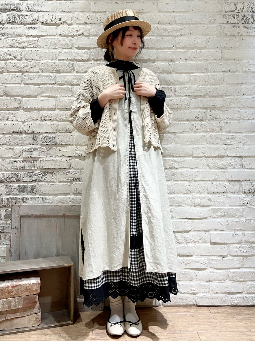 ブラック系のシャツ/ブラウス、ホワイト系のカーディガン/ボレロ、ホワイト系のワンピースを着用したレディースの春コーディネートの1枚目の写真