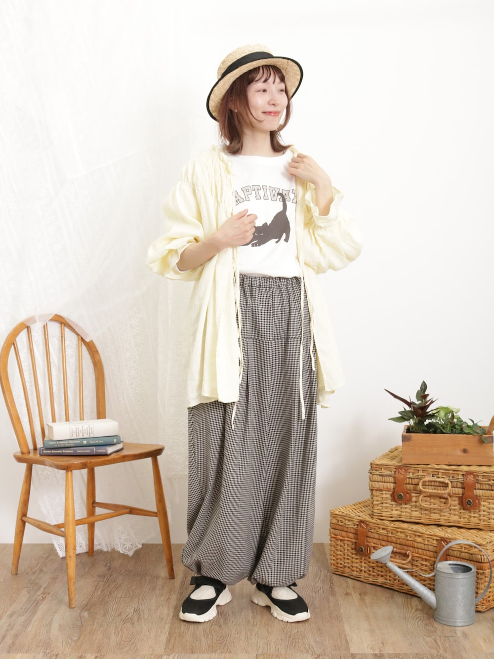 ホワイト系のTシャツ/カットソー、イエロー系のチュニック、グレー系のその他パンツを着用したレディースの春コーディネートの1枚目の写真