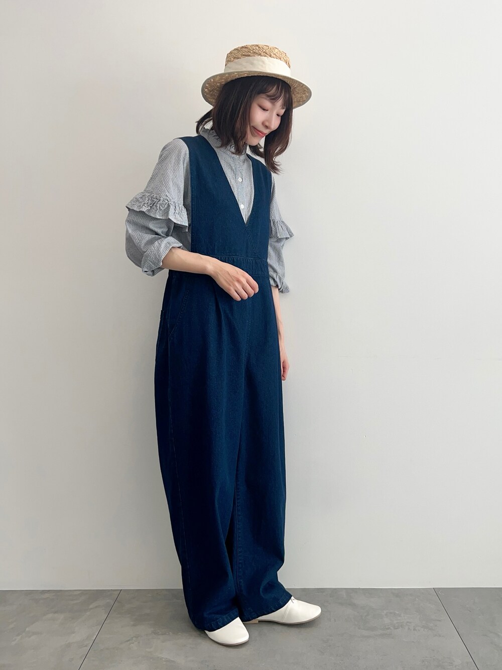 ブルー系のその他パンツ、ホワイト系のその他シューズ、ブルー系のシャツ/ブラウスを着用したレディースの春コーディネートの1枚目の写真