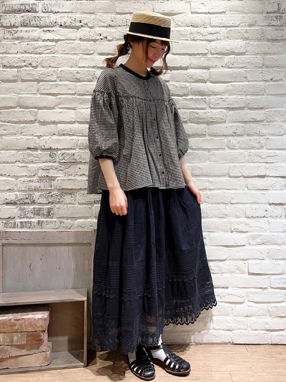 ブラック系のシャツ/ブラウス、ブラック系のスカート、ブラック系のサンダルを着用したレディースの夏コーディネートの1枚目の写真