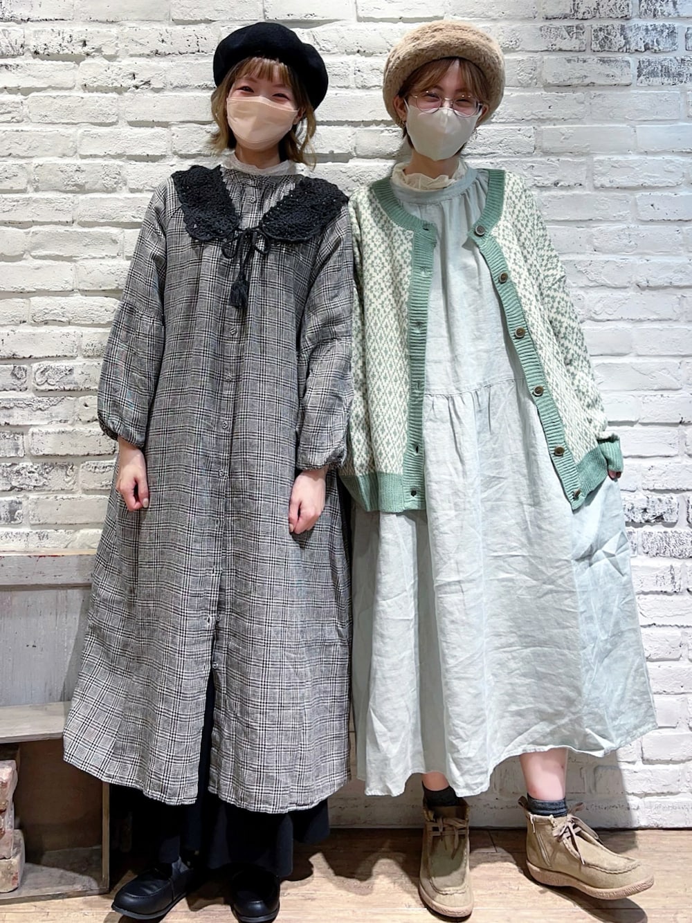 ホワイト系のシャツ/ブラウス、グリーン系のカーディガン/ボレロ、ベージュ系のブーツを着用したレディースの秋コーディネートの1枚目の写真